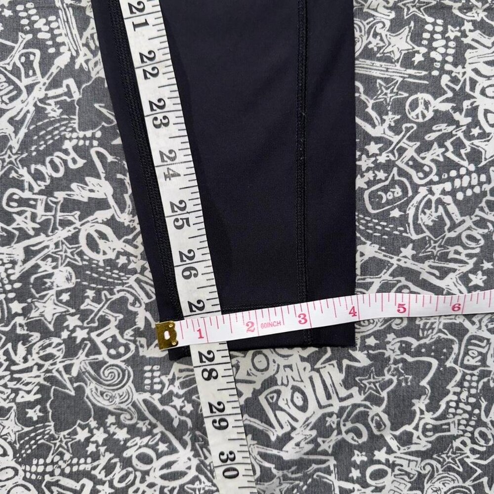 Black Lululemon leggings with mid-rise fit and side pockets - Picture 5 of 7